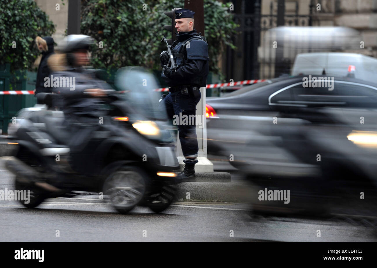 Paris, France. 13 Jan, 2015. Des policiers montent la garde à l'armée française dans une rue de Paris, France, 13 janvier 2015. Face à des risques élevés d'attaques terroristes, le gouvernement français a déclaré que 10 000 soldats ont été déployés mardi pour la garde côtière endroits "sensibles" dans tout le pays. © Chen xiaowei/Xinhua/Alamy Live News Banque D'Images