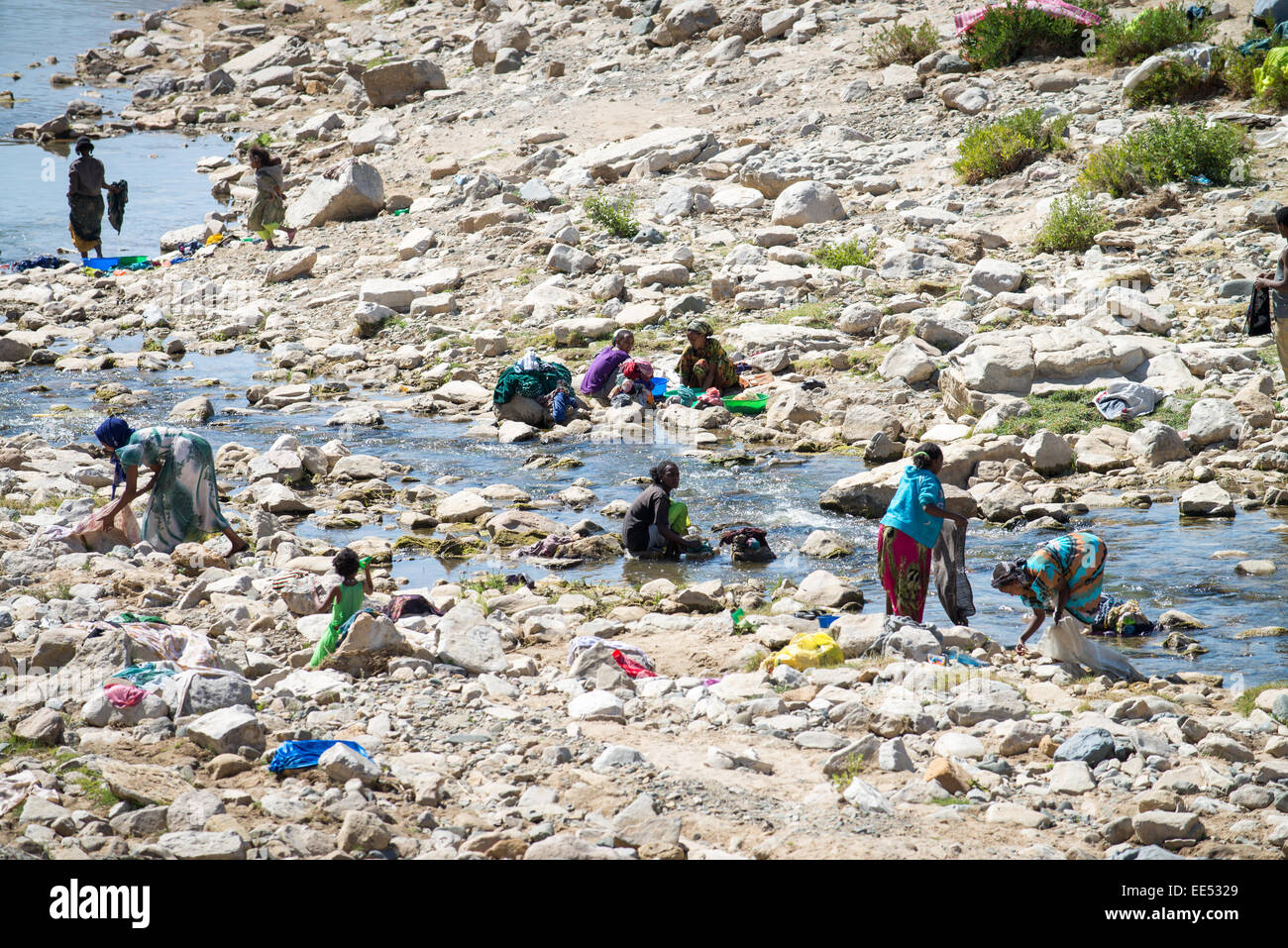 La population locale et de faire laver leur linge dans une rivière dans les hautes terres de l'Éthiopie, l'Afrique Banque D'Images