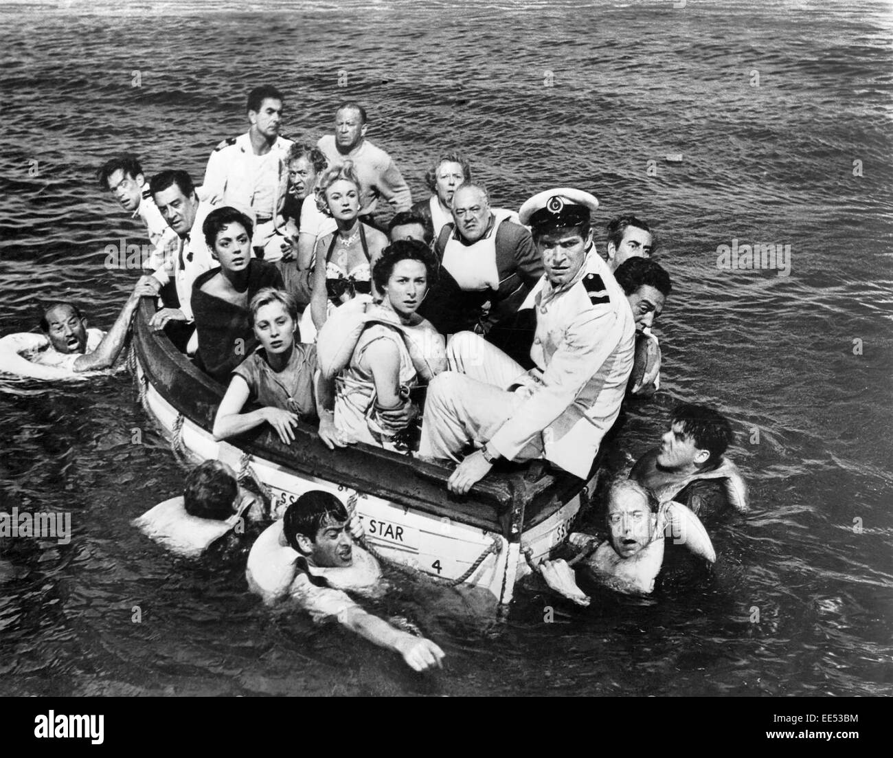 David Langton, Tyrone Power, Gordon Jackson, Mai Zetterling, Moira Lister, Stephen Boyd, sur-ensemble du film, abandonner le navire !' (aka sept vagues de là), 1957 Banque D'Images