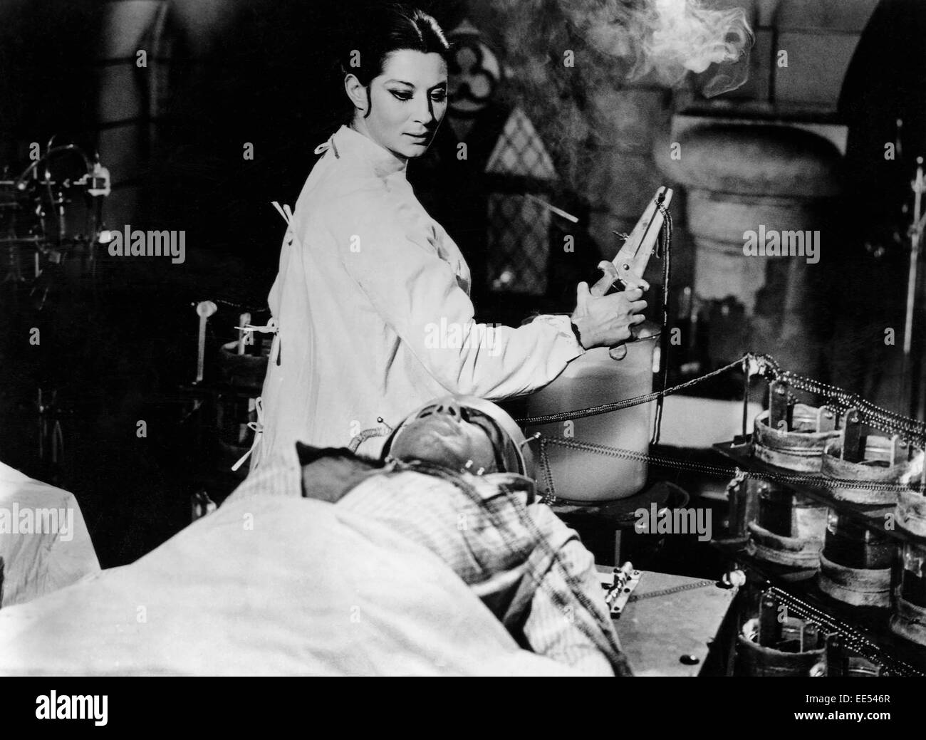 Rosalba Neri, Paul Whiteman, sur-ensemble du film, "Lady Frankenstein (aka La Fille di Frankenstein), 1971 Banque D'Images