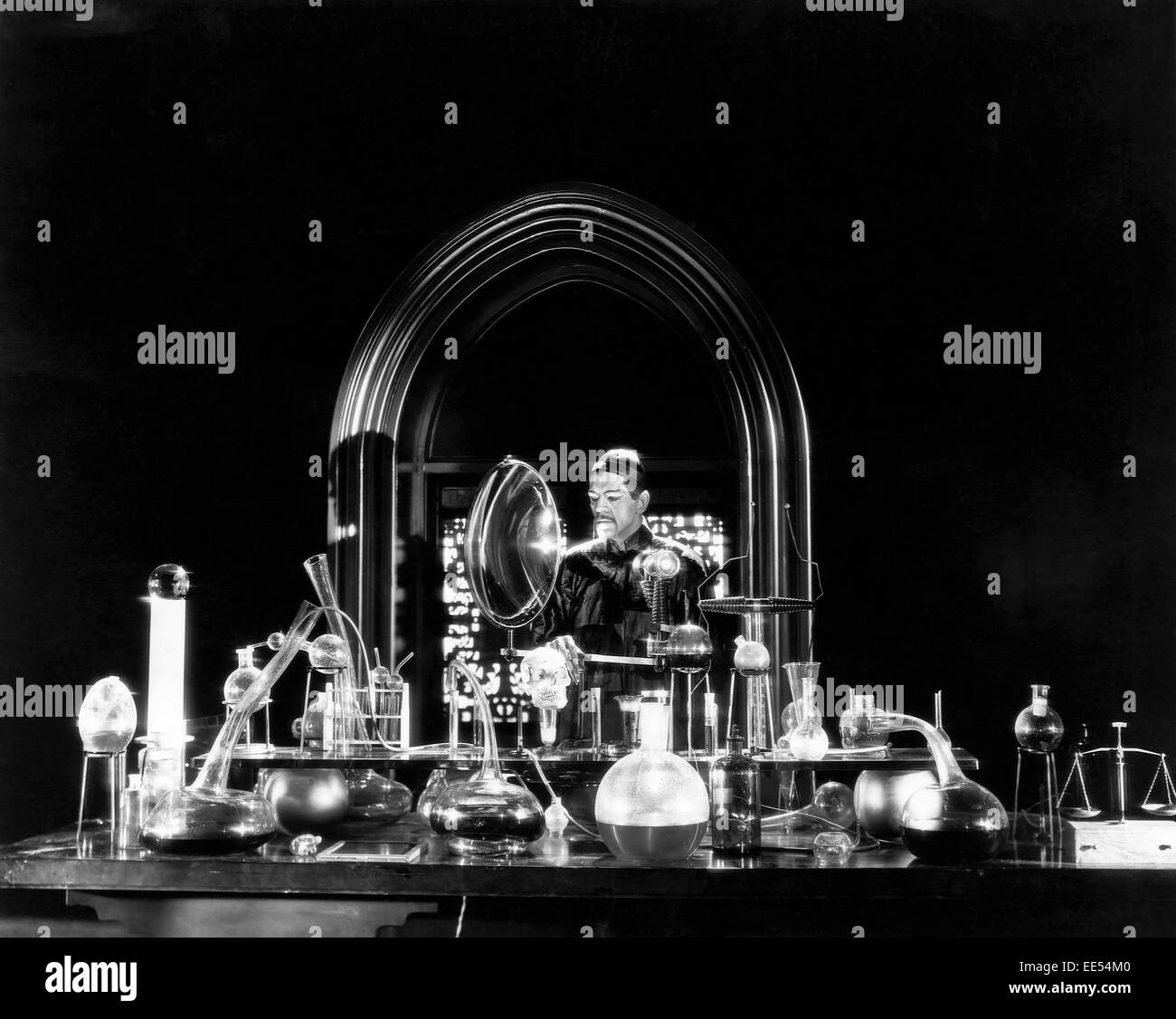 Boris karloff sur le plateau de tournage Banque de photographies et d ...
