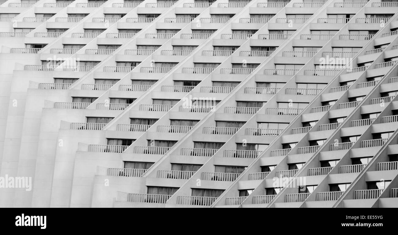 Un graphique noir et blanc photo de bâtiments avec balcons, clôtures et windows Banque D'Images