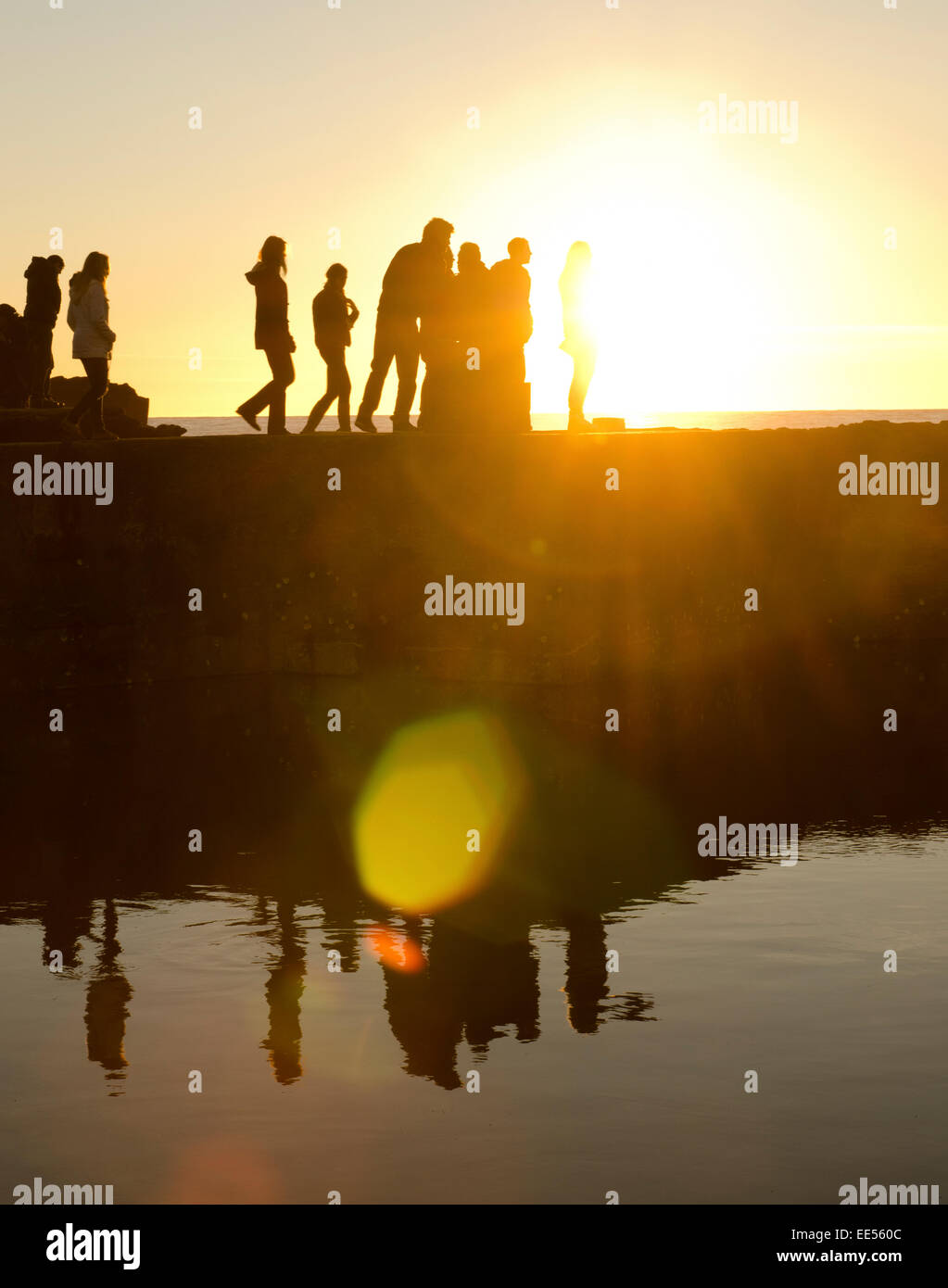 Ombre d'un groupe de personnes marchant le long de la plage pendant un beau coucher du soleil à San Francisco, Californie Banque D'Images