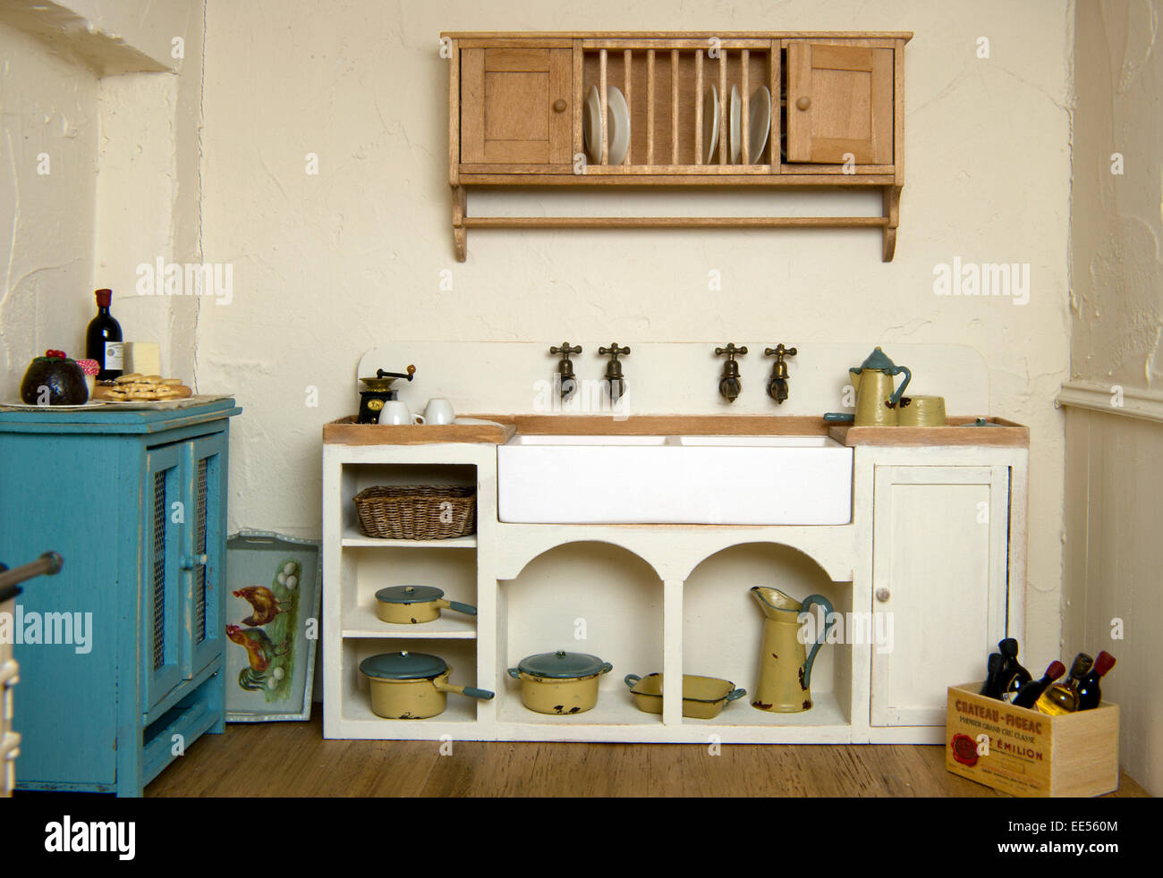 Une période française dolls house avec 3 chambres Banque D'Images