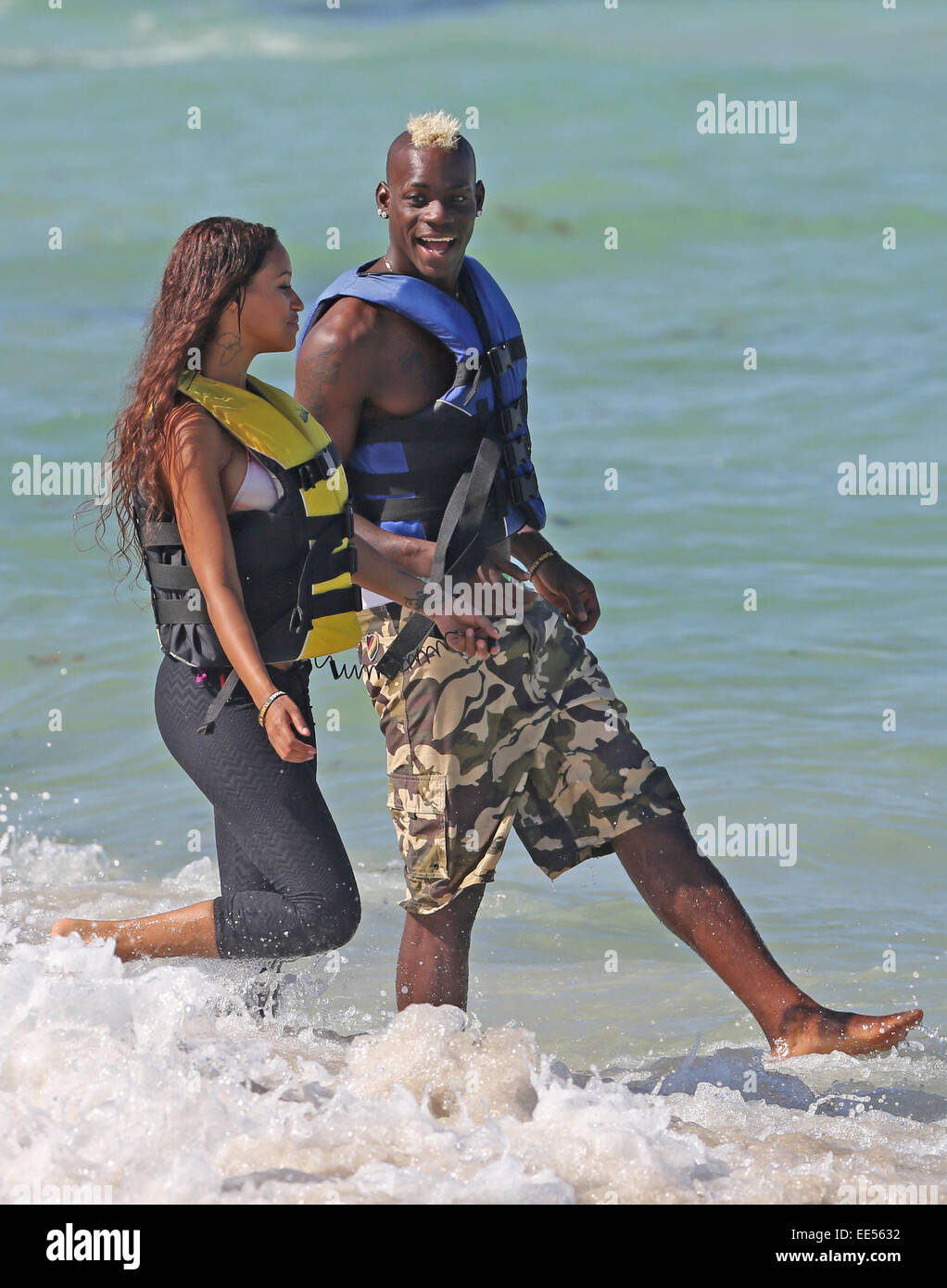 Mario Balotelli Et Fanny Neguesha Footballeur italien, Mario Balotelli bénéficie d''une journée à la plage  avec sa copine Fanny Neguesha comprend : Mario Balotelli,Fanny Neguesha Où  : Miami Beach, Florida, United States Quand : 10 Oct 2014