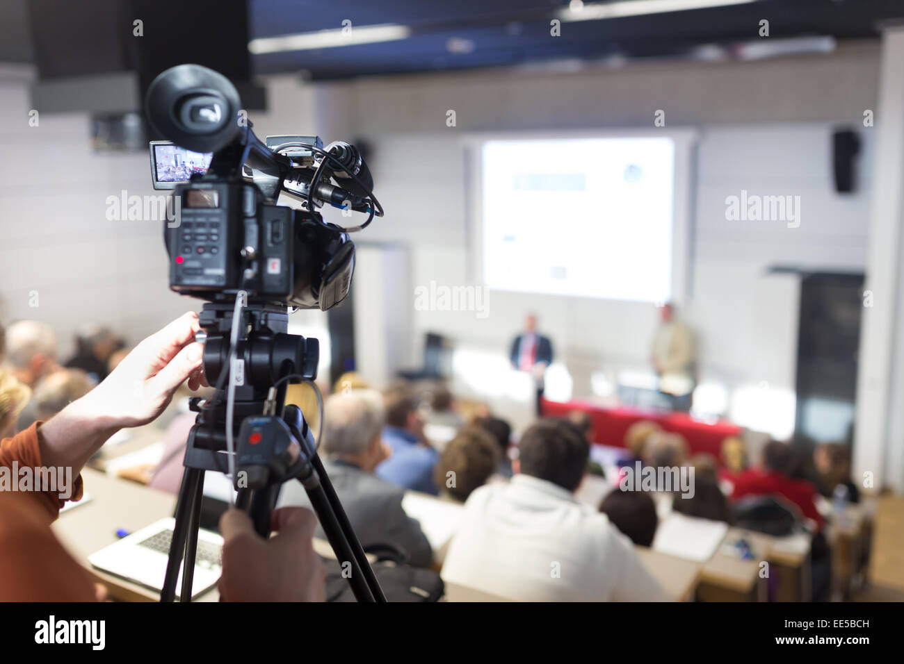 Conférence de presse diffusée à la télévision. Banque D'Images