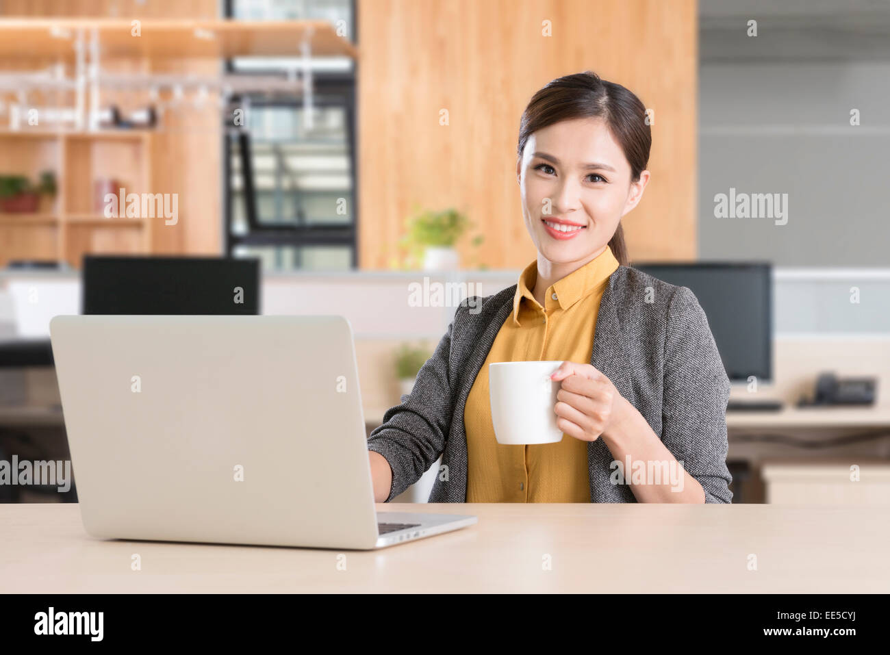 Worker using laptop in Creative office space Banque D'Images