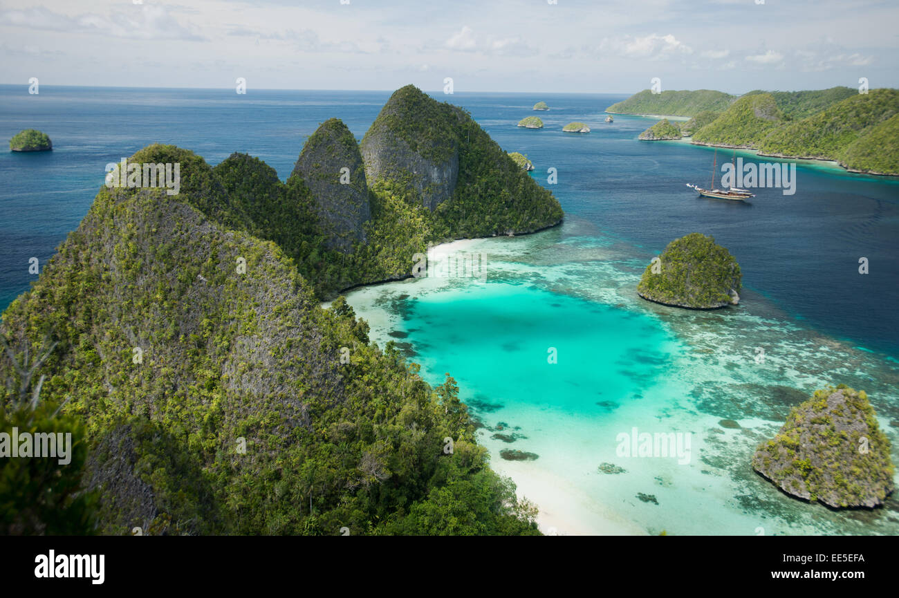 Vue panoramique de Wayag et bateau à voile Lamima Îles Raja Ampat Indonésie Banque D'Images