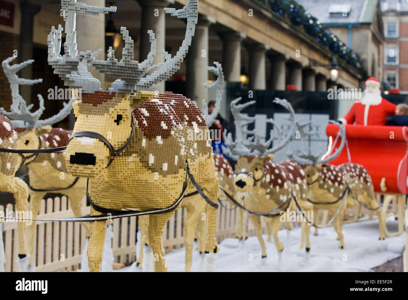 Les rennes et le père Noël fait de Lego affiche dans Covent Gardens Londres Angleterre Banque D'Images