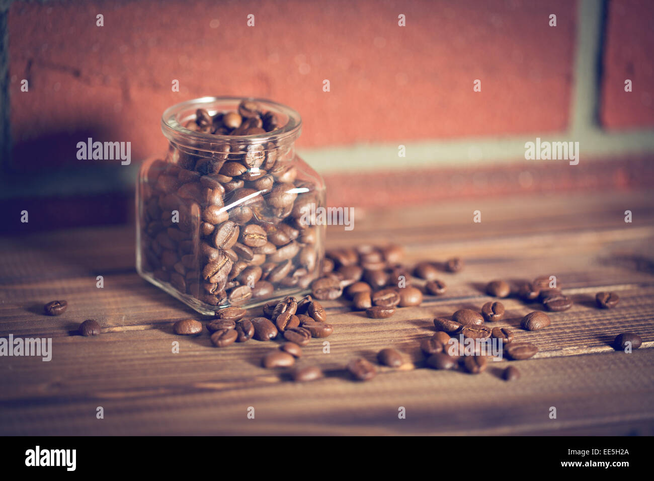 Les grains de café dans un bocal en verre Banque D'Images