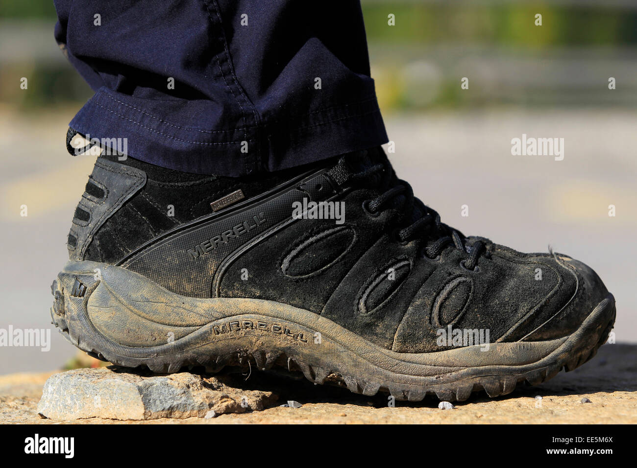 Garder l'ajustement - healthy lifestyle - noir muddy boot marche close up Banque D'Images