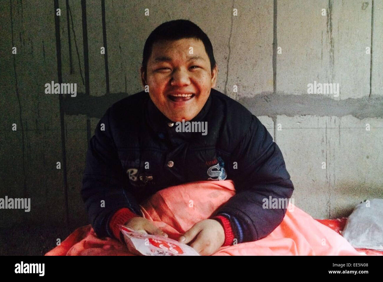 13 janvier 2015 - LA CHINE JAN 14 : le garçon de 18 ans appelé Ke cheng a été enchaîné sur lit pour 8 ans. Il a reçu un diagnostic de l'épilepsie depuis sa naissance et j'ai dû prendre tous les jours. medincine Cependant, après la mort de son père dans un accident, ils ne peuvent pas se permettre le long yuan 400(65 dollars) Frais de médecine et sa mère n'avait pas le choix mais est allé travailler en ville afin qu'elle peut faire plus d'argent. parce qu'il a toujours détruit les choses quand sa maladie mis en lumière, de sorte Ke's grandmather enchaîné sur le lit depuis qu'il avait 8 ans. (Crédit Image : © SIPA/Asie ZUMA Wire) Banque D'Images