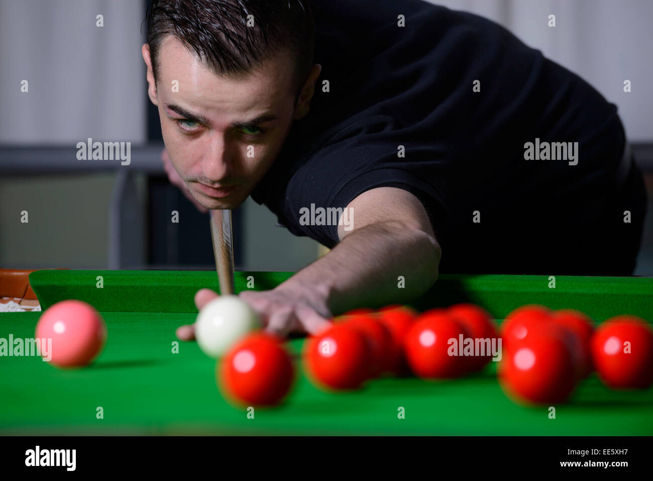 Young man playing snooker Banque D'Images