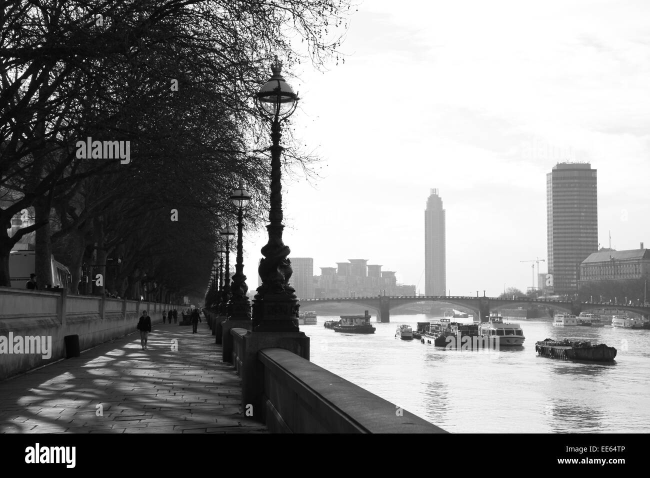 Thames Embankment jusqu'à la rivière. Londres Banque D'Images
