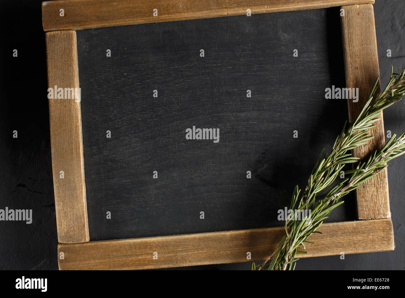 Les herbes et épices avec chalk board pour le texte ou les recettes. Vue d'en haut. Banque D'Images