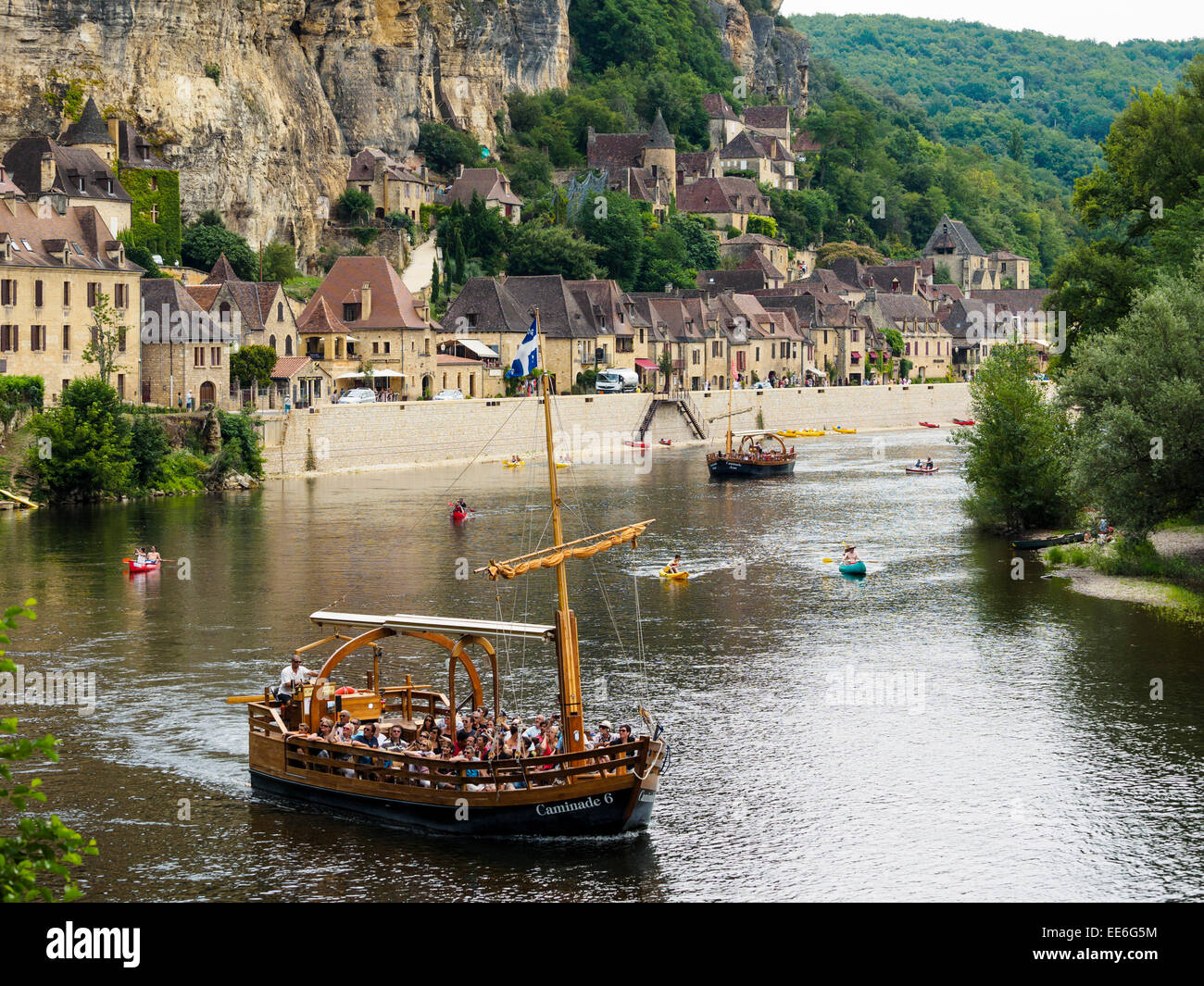 Un bateau de tourisme, en français appelé 'Red dragon', au bord de la Dordogne à La Roque-Gageac. Banque D'Images