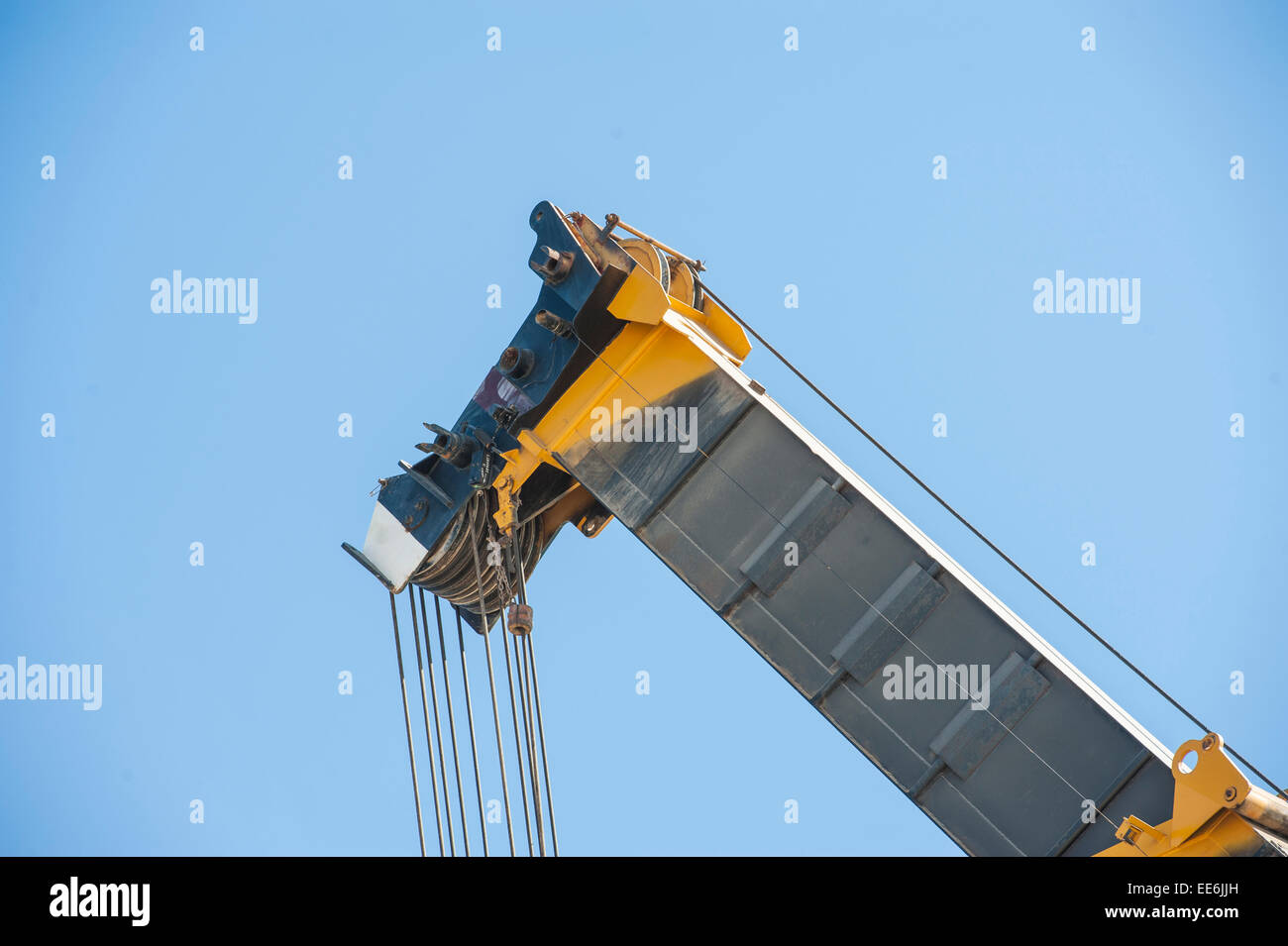 Grand industriel étendu le bras de flèche flèche contre un fond de ciel bleu Banque D'Images