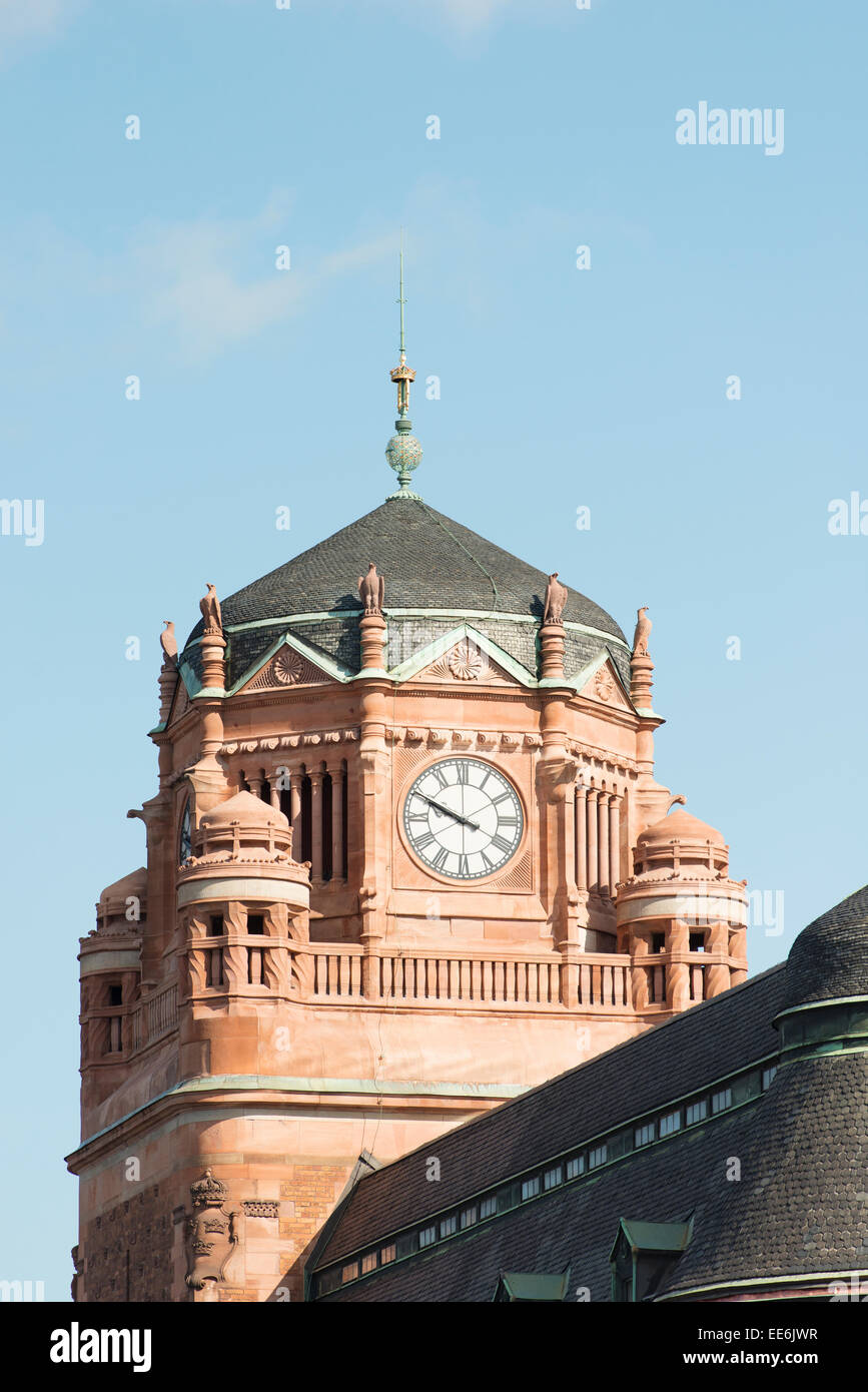 Ancien bâtiment en pierre avec tour de l'horloge à Stockholm, Suède. Banque D'Images