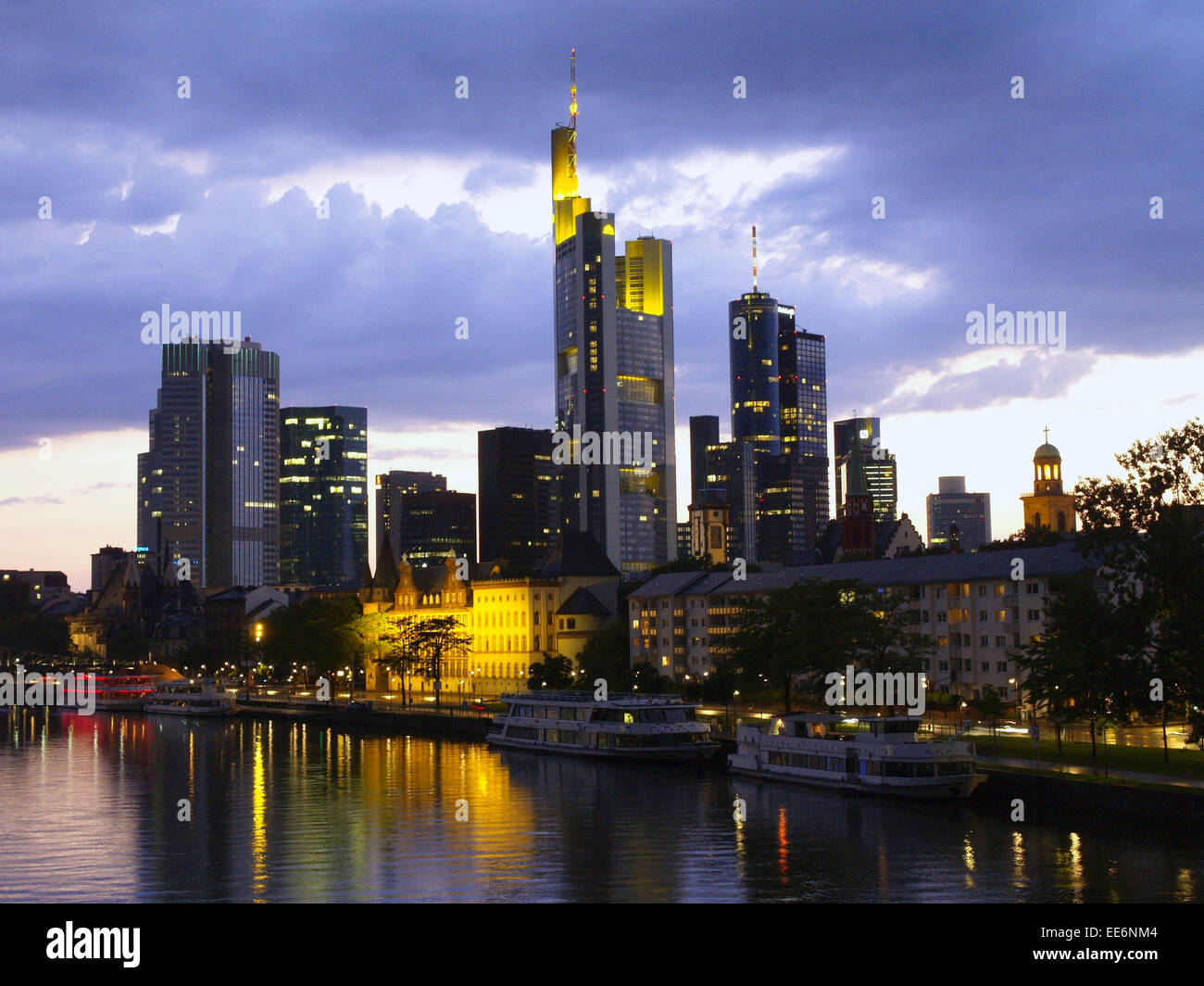 Deutschland, Hessen, Frankfurt am Main, Bankenviertel, Skyline, Beleuchtung, Abend, Europa, Grossstadt, Metropole, Finanzmetropo Banque D'Images