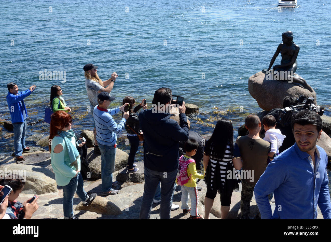 Petite Sirène Danemark Copenhague avec les touristes Banque D'Images