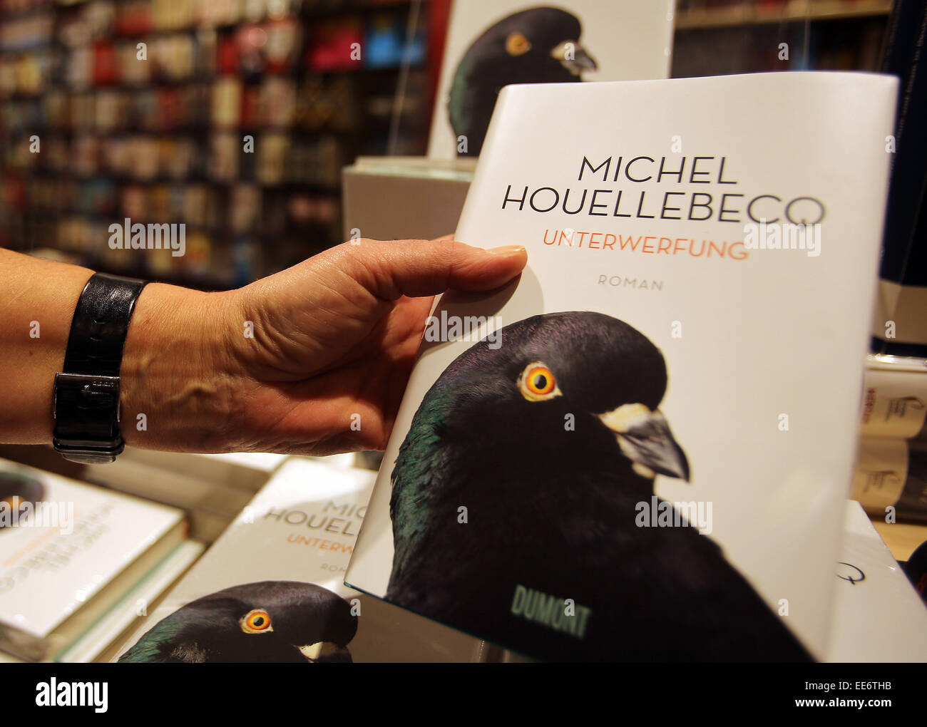 Le Dernier Roman De Michel Houellebecq Unterwerfung Expose S Affiche A La Gare De Cologne Allemagne 14 Janvier 2015 L Islam Roman Critique Est Disponible En Allemagne Maintenant Plusieurs Librairies A Cologne A Declare