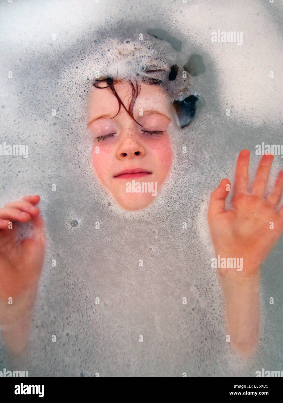 Garçon dans des bulles dans la baignoire Banque D'Images