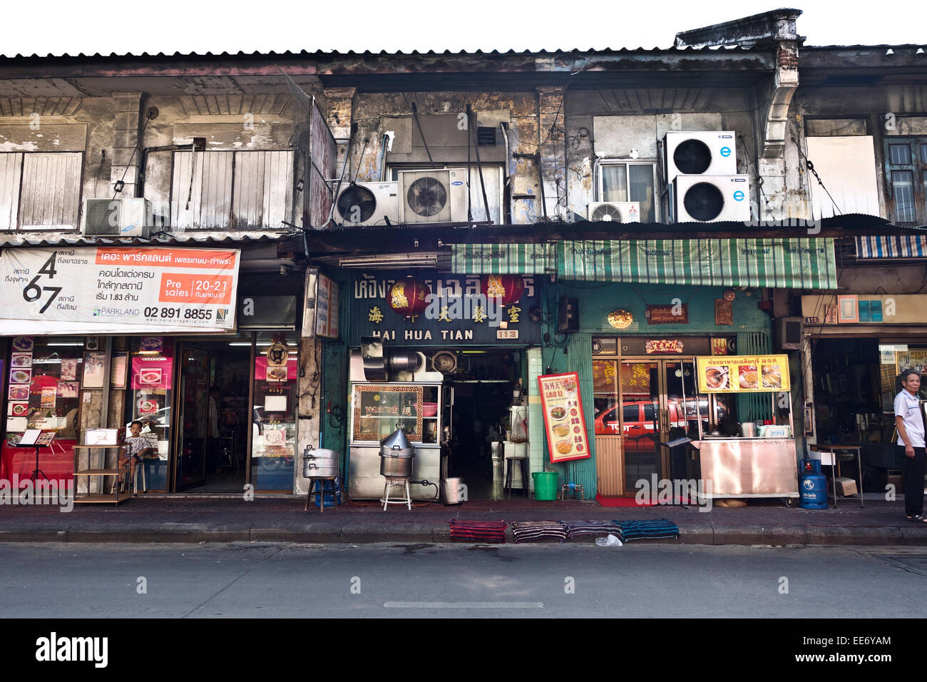 Façade de magasins dans le quartier chinois, chanson Sawat Road, Bangkok, Thaïlande. Banque D'Images