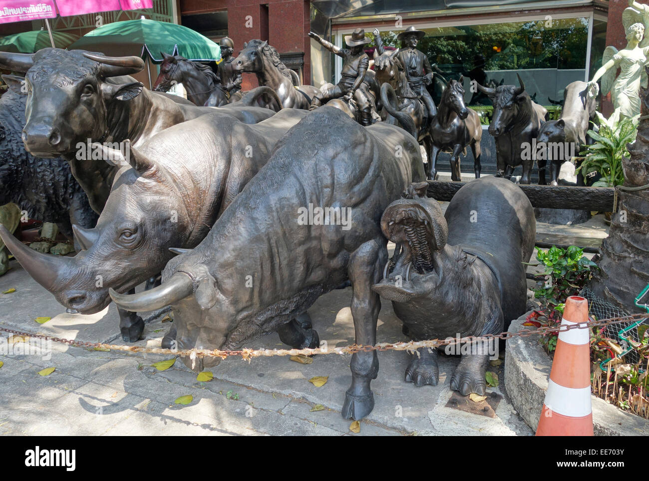 D'énormes statues de bronze sur l'affichage à Captain Bush Lane, fabricant exportateur de fin bronzeware sculptures, Bangkok, Thaïlande. Banque D'Images