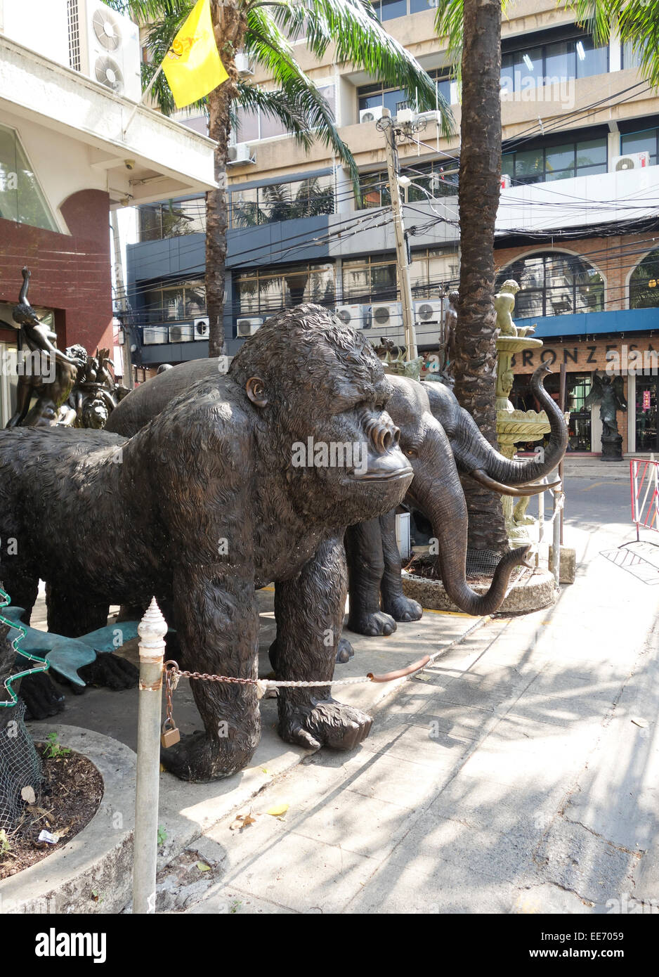 D'énormes statues de bronze sur l'affichage à Captain Bush Lane, fabricant exportateur de fin bronzeware sculptures, Bangkok, Thaïlande. Banque D'Images