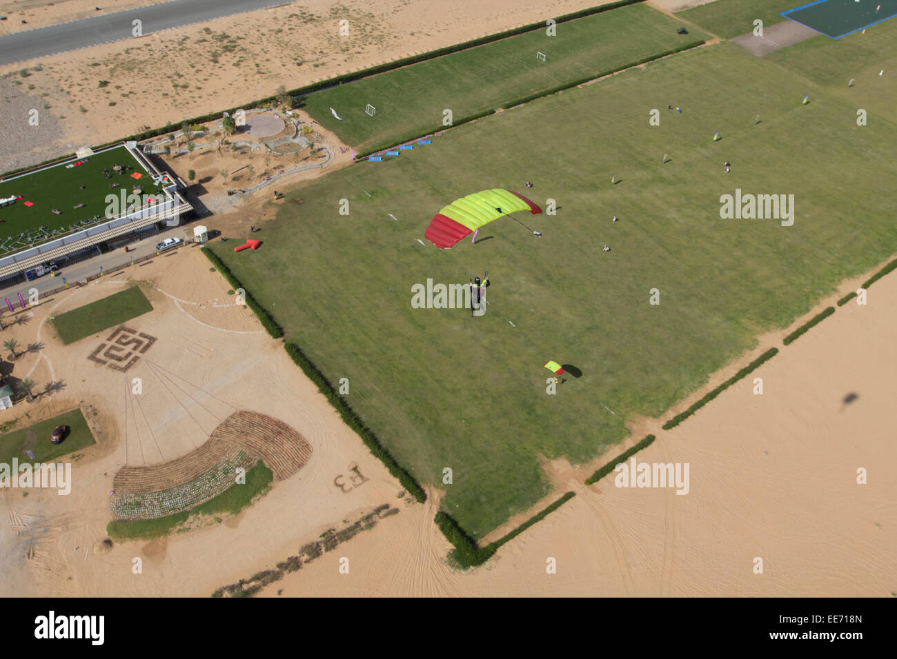 Parachutiste sous un auvent s'approche de la zone d'atterrissage big grass. De nombreux autres cavaliers débarqué vers le bas avant d'enregistrer ce parachutiste. Banque D'Images