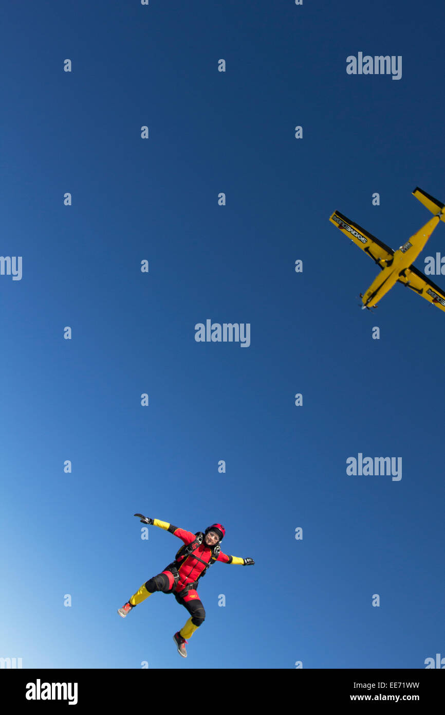Parachutiste a sauté d'avion dans le ciel bleu. Ce qui le plongeur a l'amusement et jouit de la vue magnifique sur la ville de Dubai. Banque D'Images