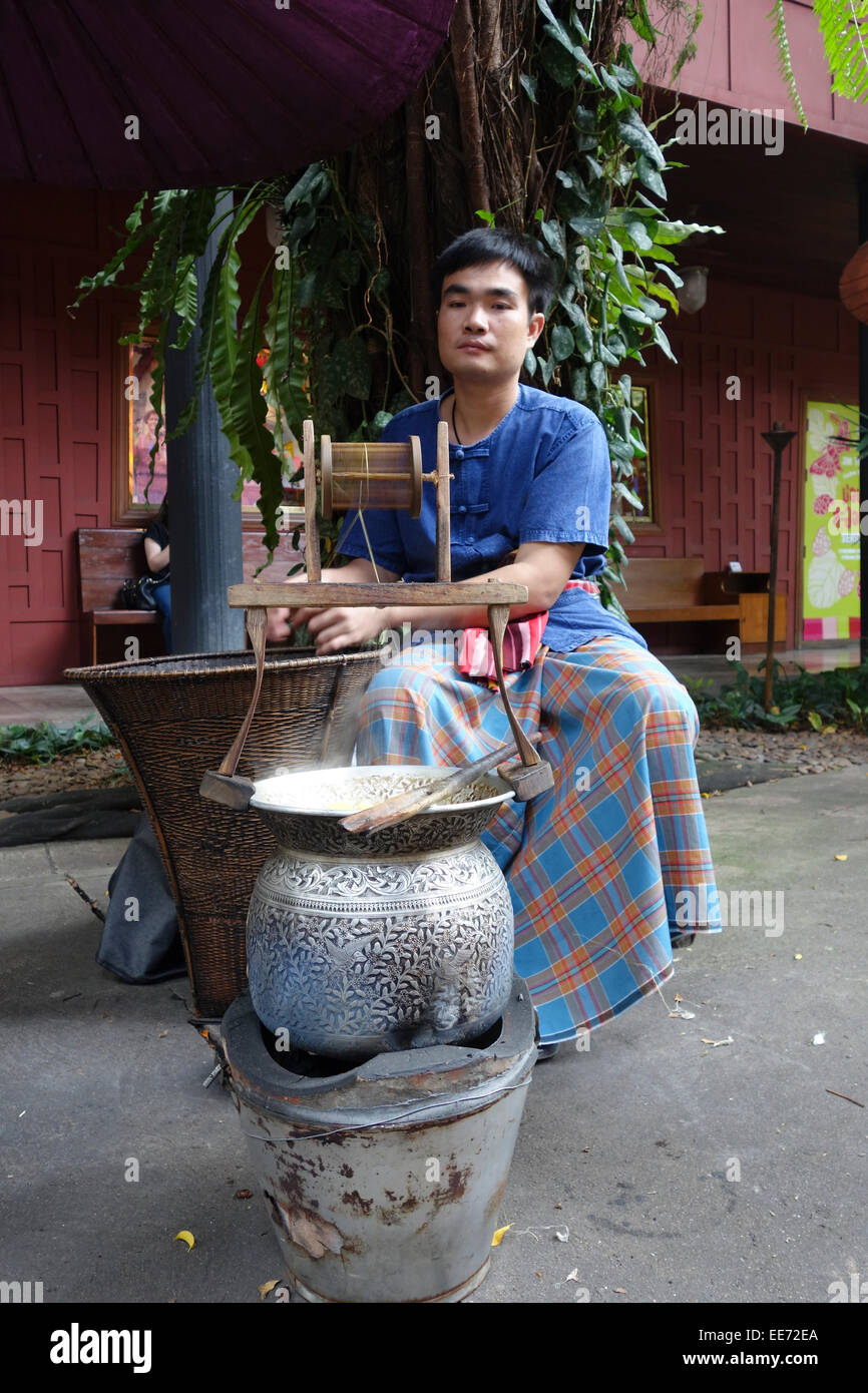 Les tiroirs de l'homme thaïlandais, la filature à soie Jim Thompson House, la soie thaïlandaise, Bangkok, Thaïlande, Asie du sud-est. Banque D'Images