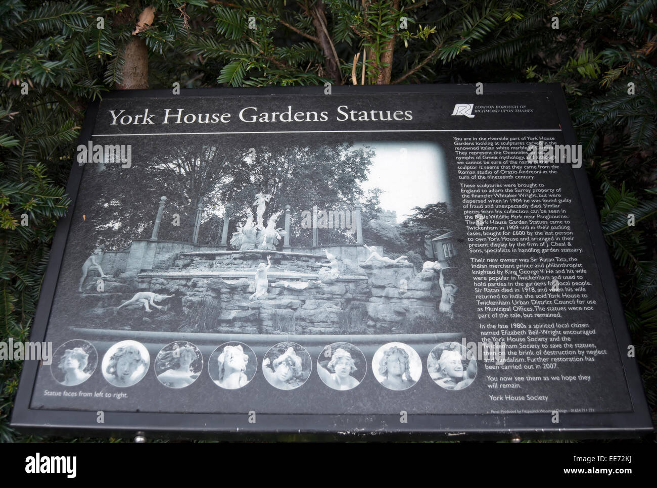 Noticeboard décrivant le york house gardens statues, York House, Twickenham, Middlesex, Angleterre Banque D'Images