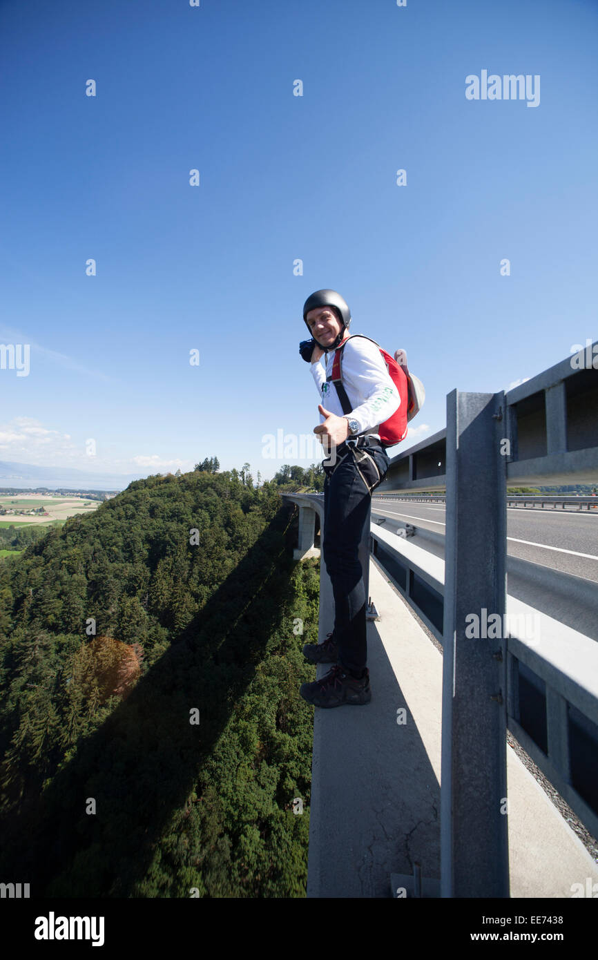 Cet homme va sauter du pont. Il semble qu'il est très heureux de faire  cette base jump et ainsi il sourit beaucoup Photo Stock - Alamy
