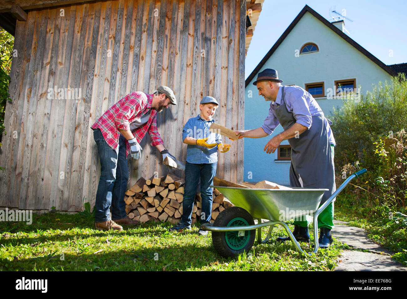 Multi-generation family in garden, Munich, Bavière, Allemagne Banque D'Images