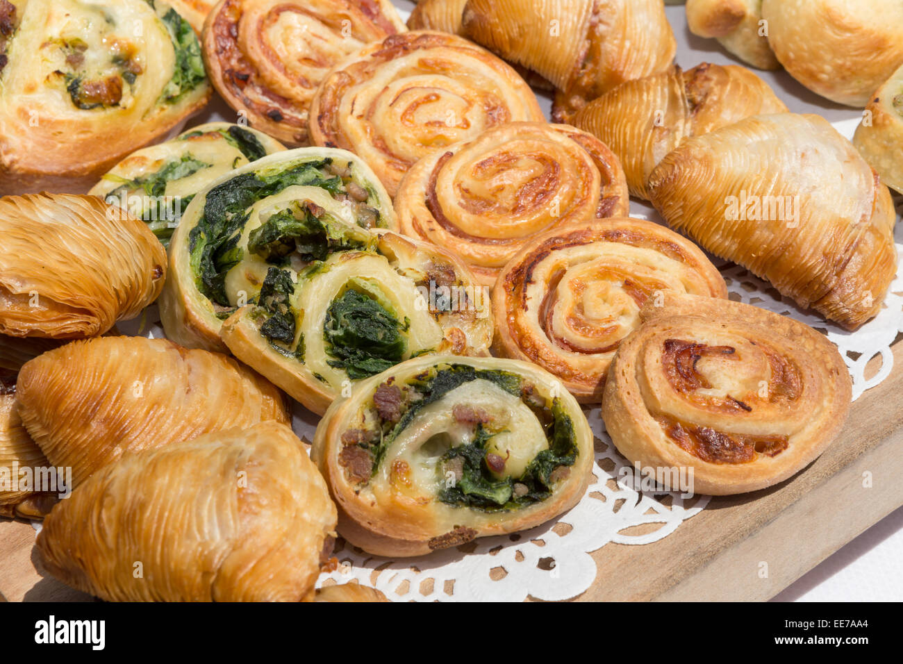 Diverses spécialités Italiennes sur un buffet de mariage. Banque D'Images