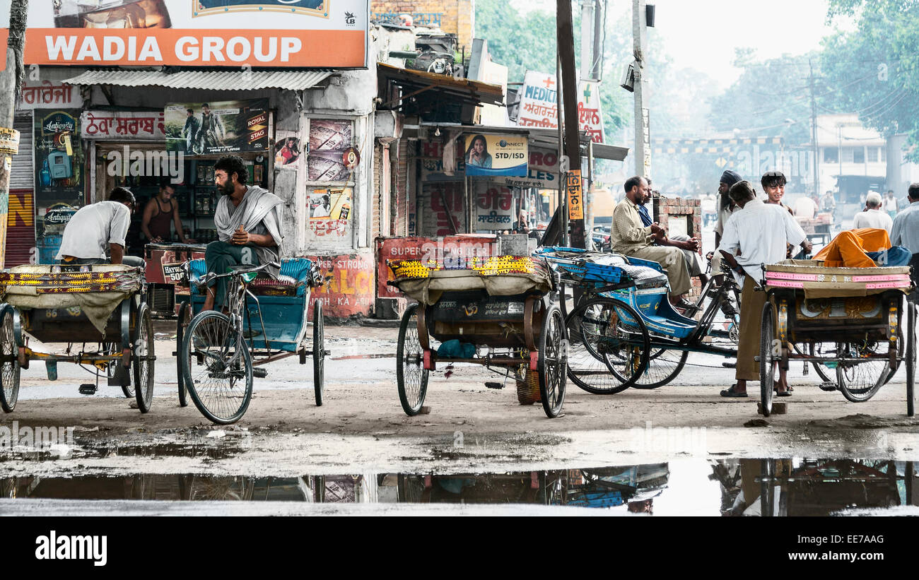 Les conducteurs de pousse-pousse Cycle attendent les clients à Amritsar, Inde - l'État du Pendjab. Banque D'Images