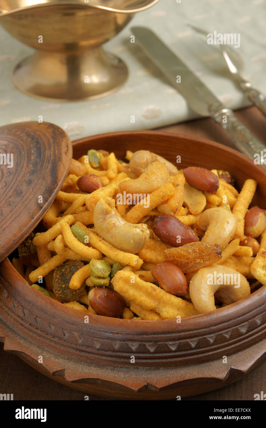 Un mélange de Bombay Indian snack épicé de nouilles noix et pois Banque D'Images