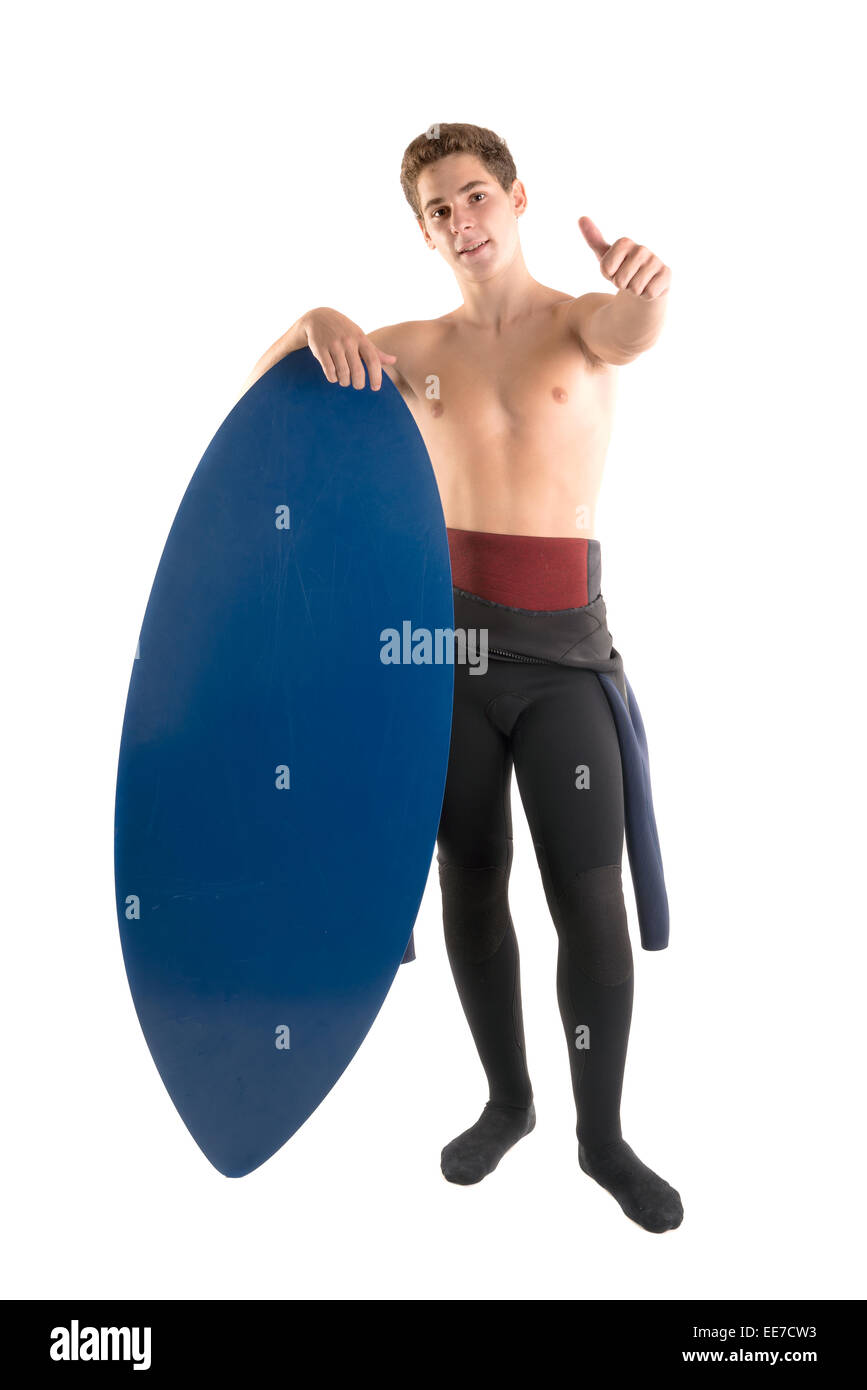 Adolescent en combinaison avec skimboard posant isolé dans White Banque D'Images