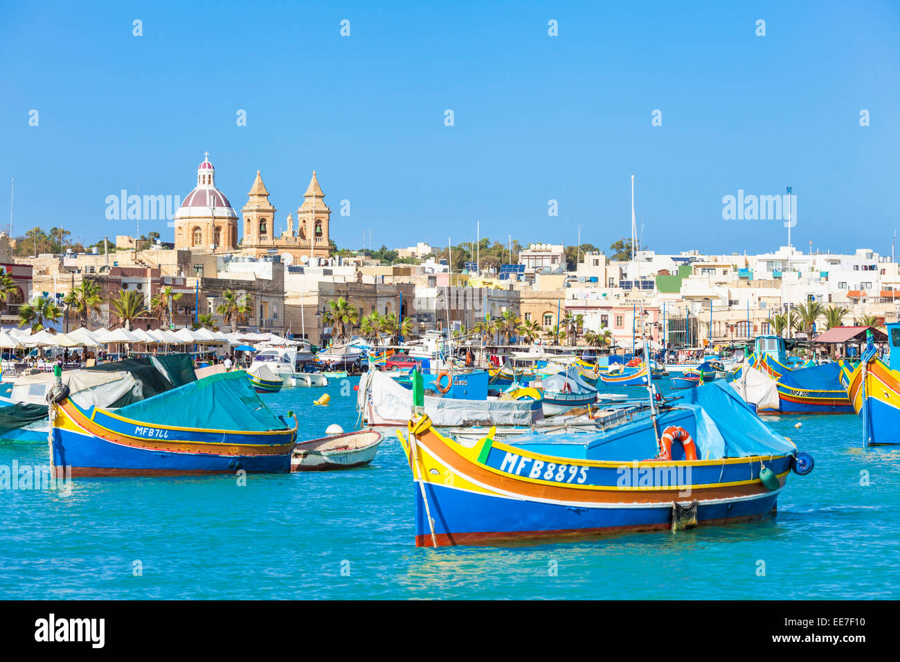 Port de Marsaxlokk Marsaxlokk bateaux de pêche traditionnelle et de l'UE l'Europe Malte Banque D'Images