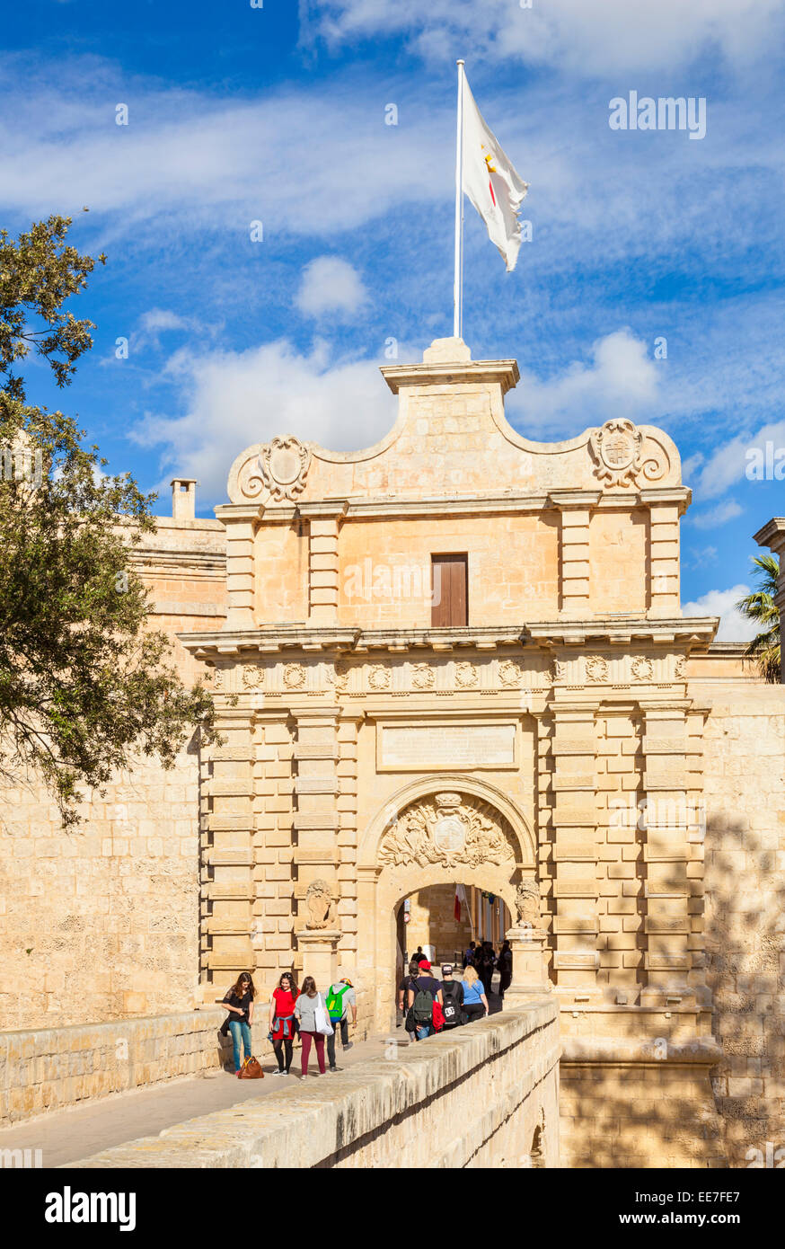 La porte principale de Mdina avec les touristes ville fortifiée médiévale Mdina Malte eu Europe Banque D'Images