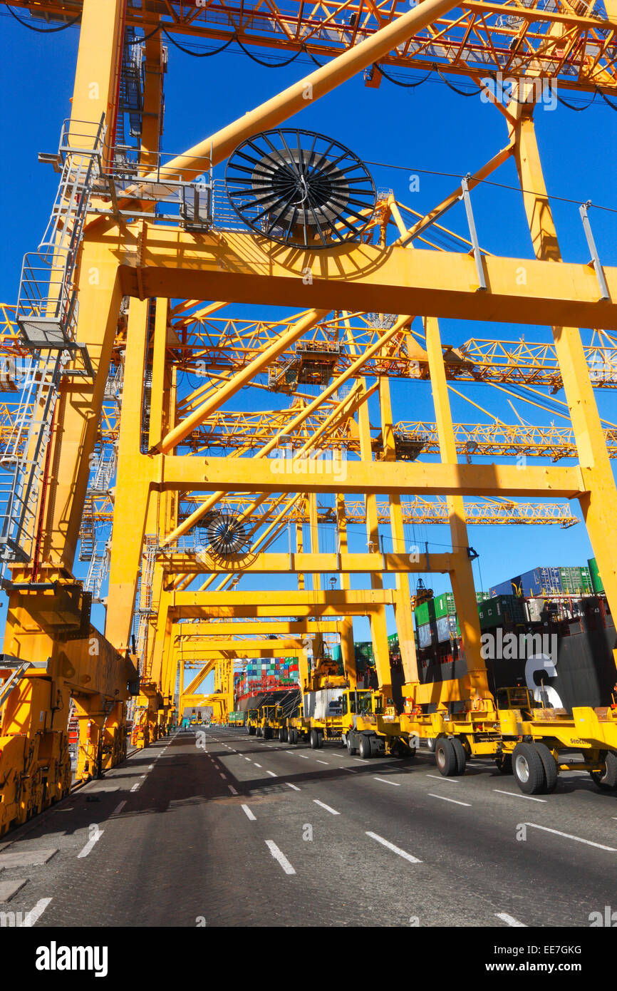 En grue de déchargement d'un cargo commercial dock Banque D'Images