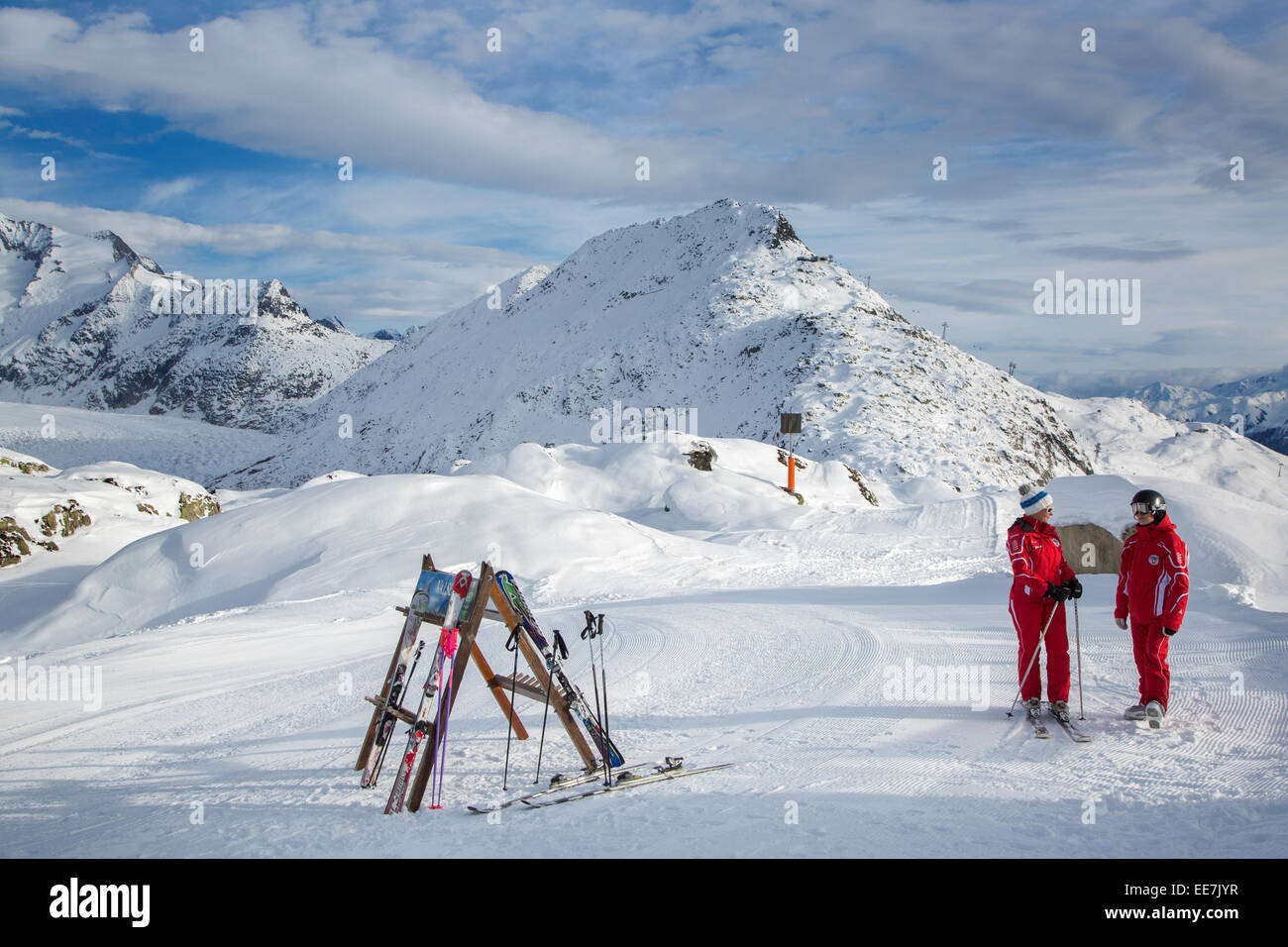 Deux moniteurs de ski femme suisse en attente en haut des pistes dans la station de sports d'hiver dans les Alpes, Valais / Valais, Suisse Banque D'Images
