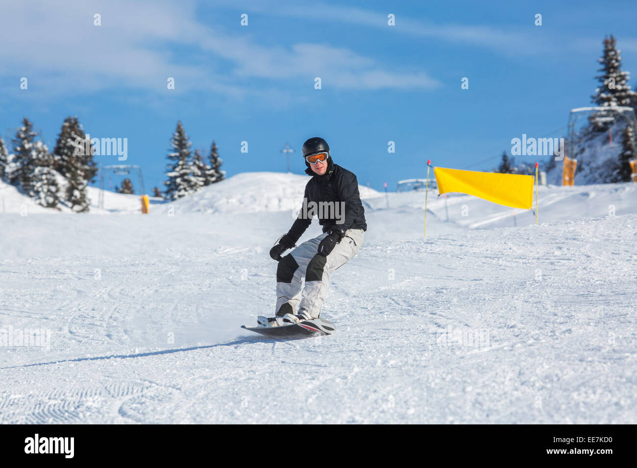 Le port du casque de ski snowboard ski dans l'ordre décroissant de sports d'hiver dans les Alpes Banque D'Images