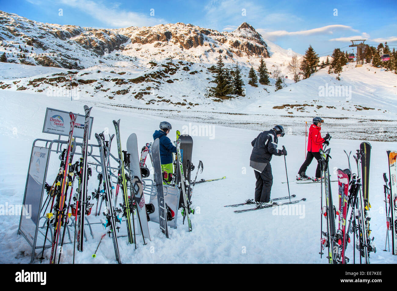 Les skieurs portant des casques de ski se préparent à descendre dans la pente de ski de sports d'hiver dans les Alpes Banque D'Images