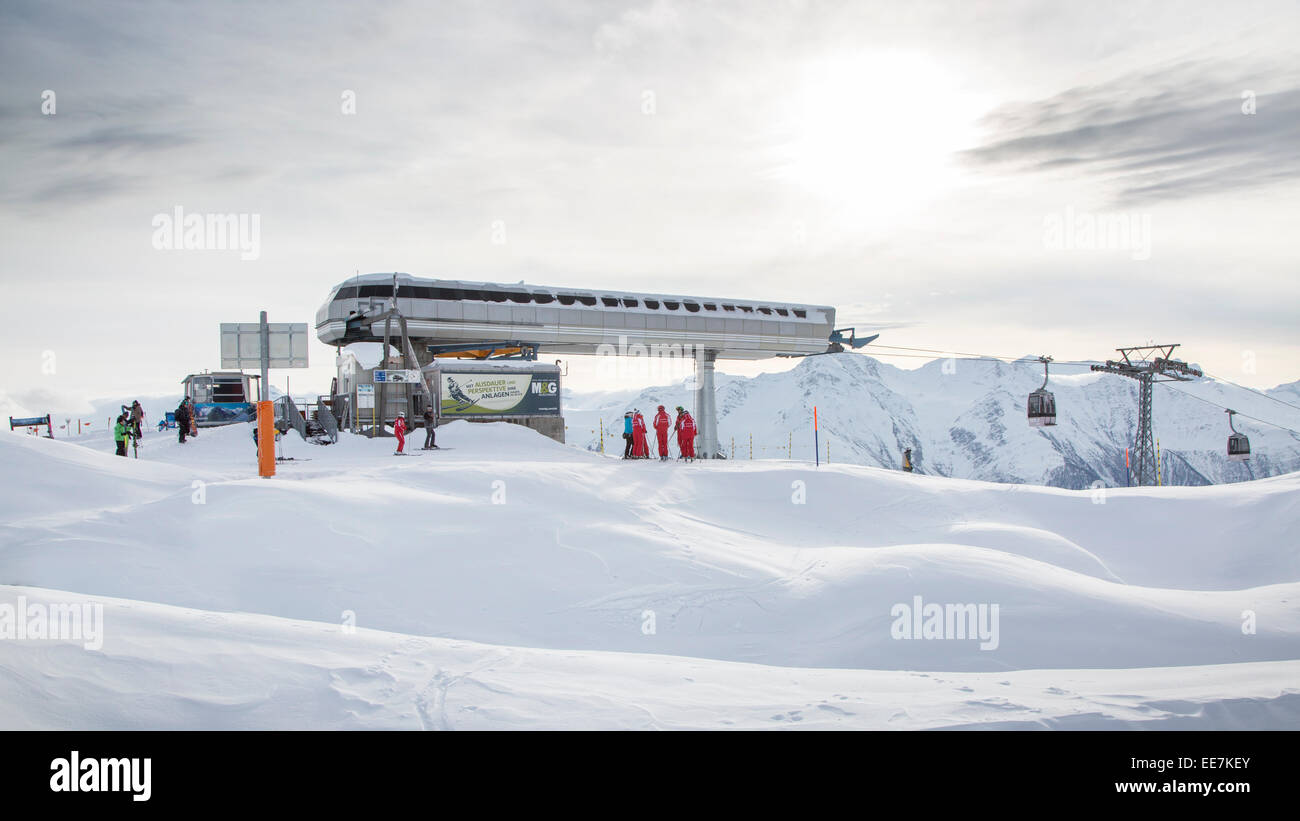 La station de télécabine Moosfluh et moniteurs de ski suisse sur le haut de pente de ski dans la neige en hiver, Riederalp, Valais, Suisse Banque D'Images