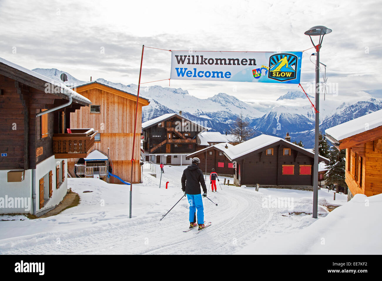 Le trafic entrant dans les skieurs suisses village Riederalp dans la neige en hiver, Valais / Valais, Suisse Banque D'Images