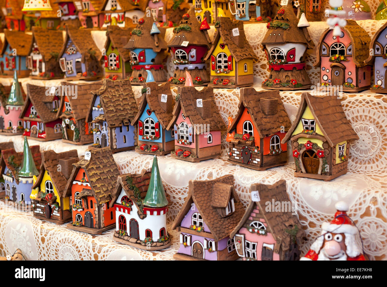 Vente de reproductions des petites maisons typiques en allemand Marché de Noël. Banque D'Images