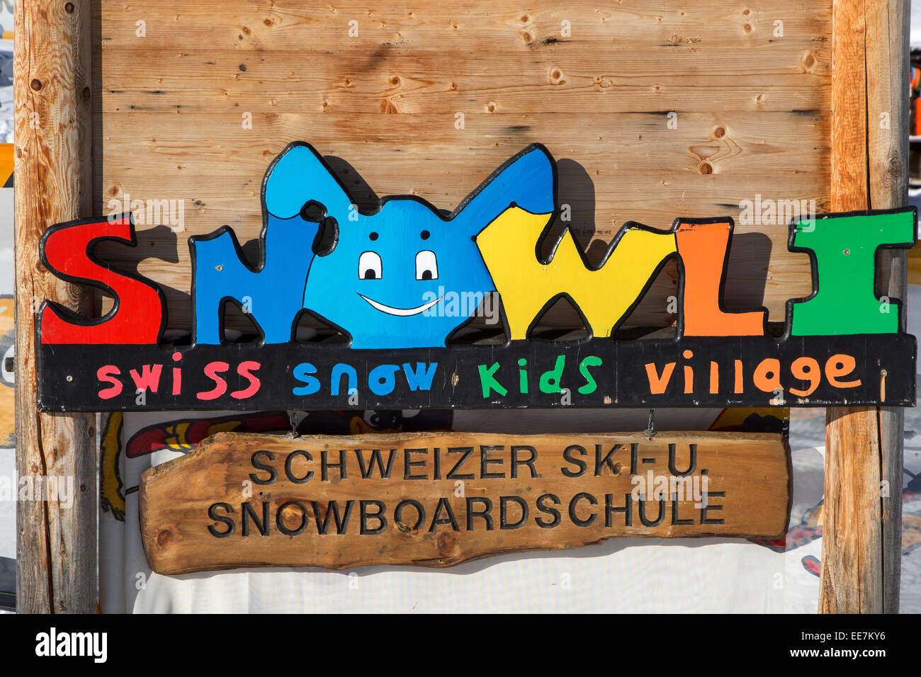 Signer pour les enfants Snowli Village, Ecole Suisse de ski et snowboard pour les enfants à Wallis / Valais, Suisse Banque D'Images