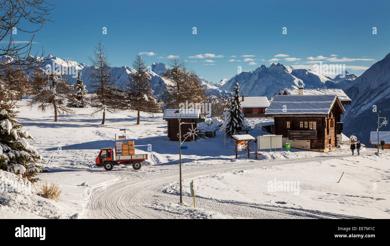 La circulation dans le village de Riederalp la neige en hiver, Valais / Valais, Suisse Banque D'Images